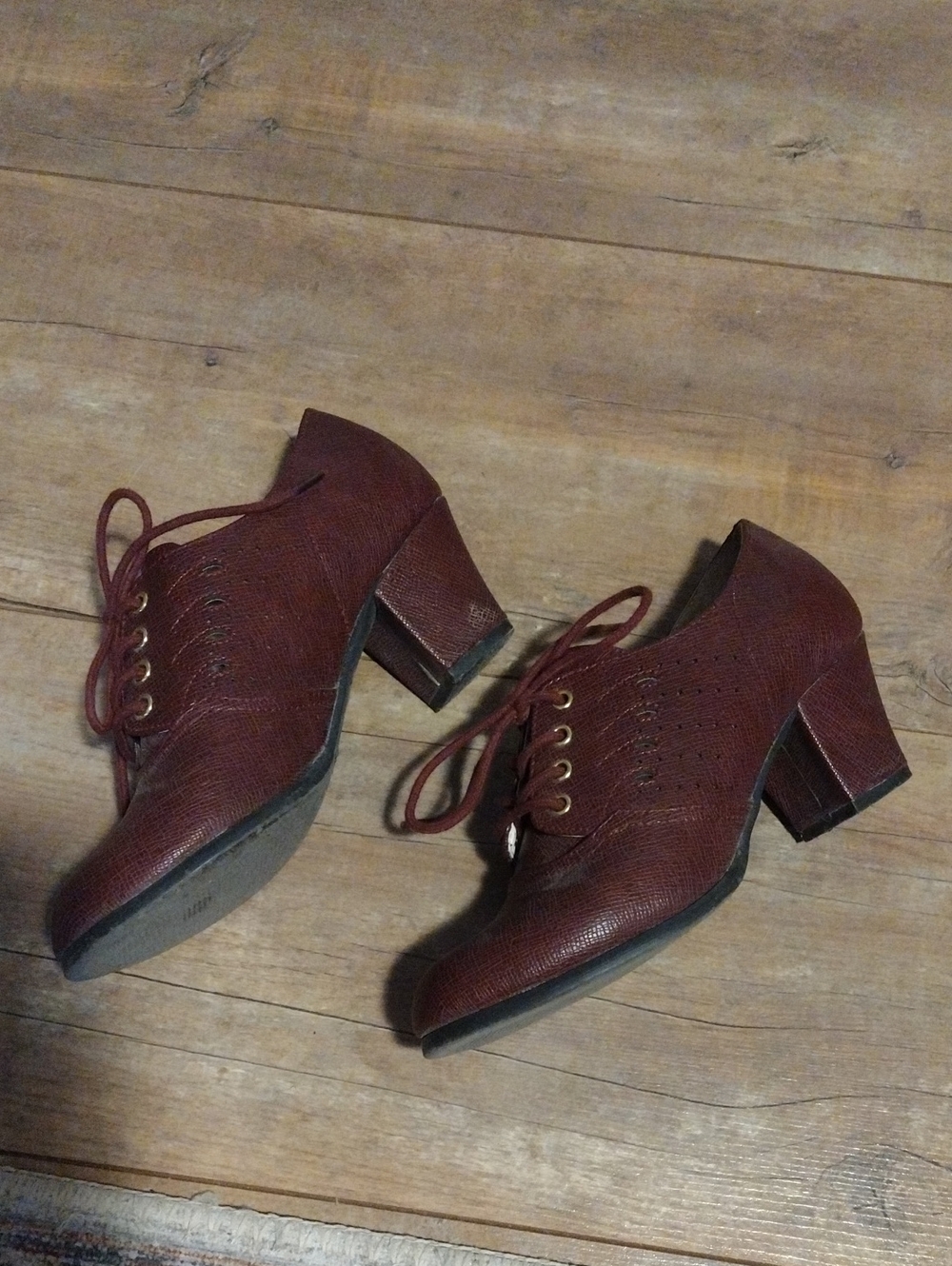 Women's Lace-Up Oxford Heels in Burgundy - Picture 2 of 6